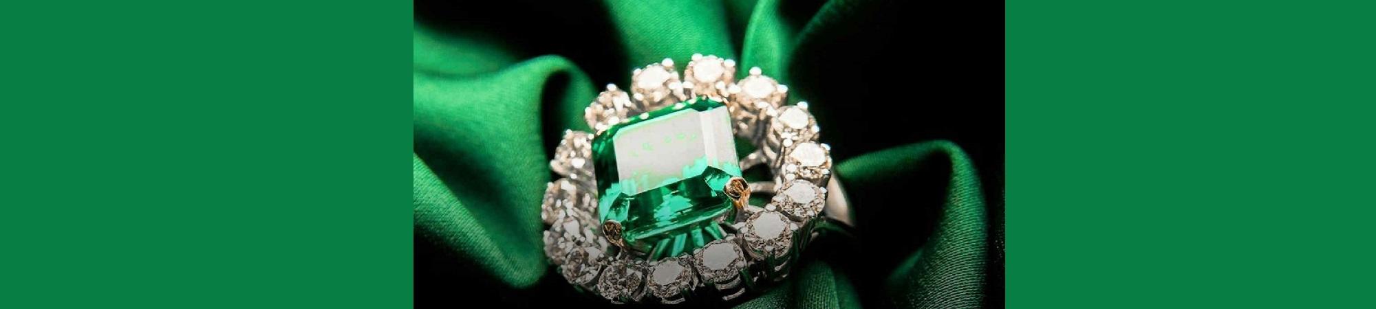 Large emerald jewel, set with diamonds